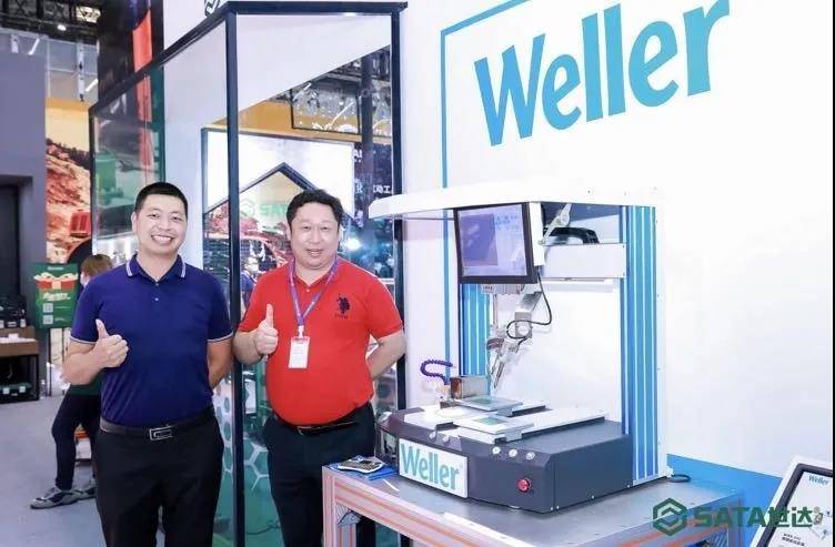 pg赚钱网站邓总在展会合影